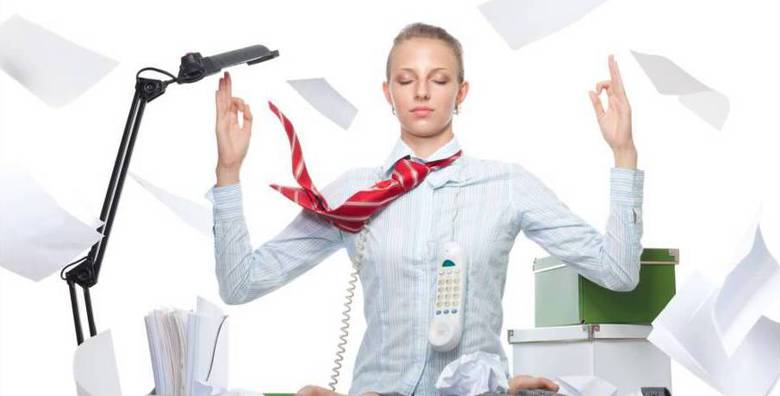 Фотография человека в формальной одежде с галстуком и пультом управления.